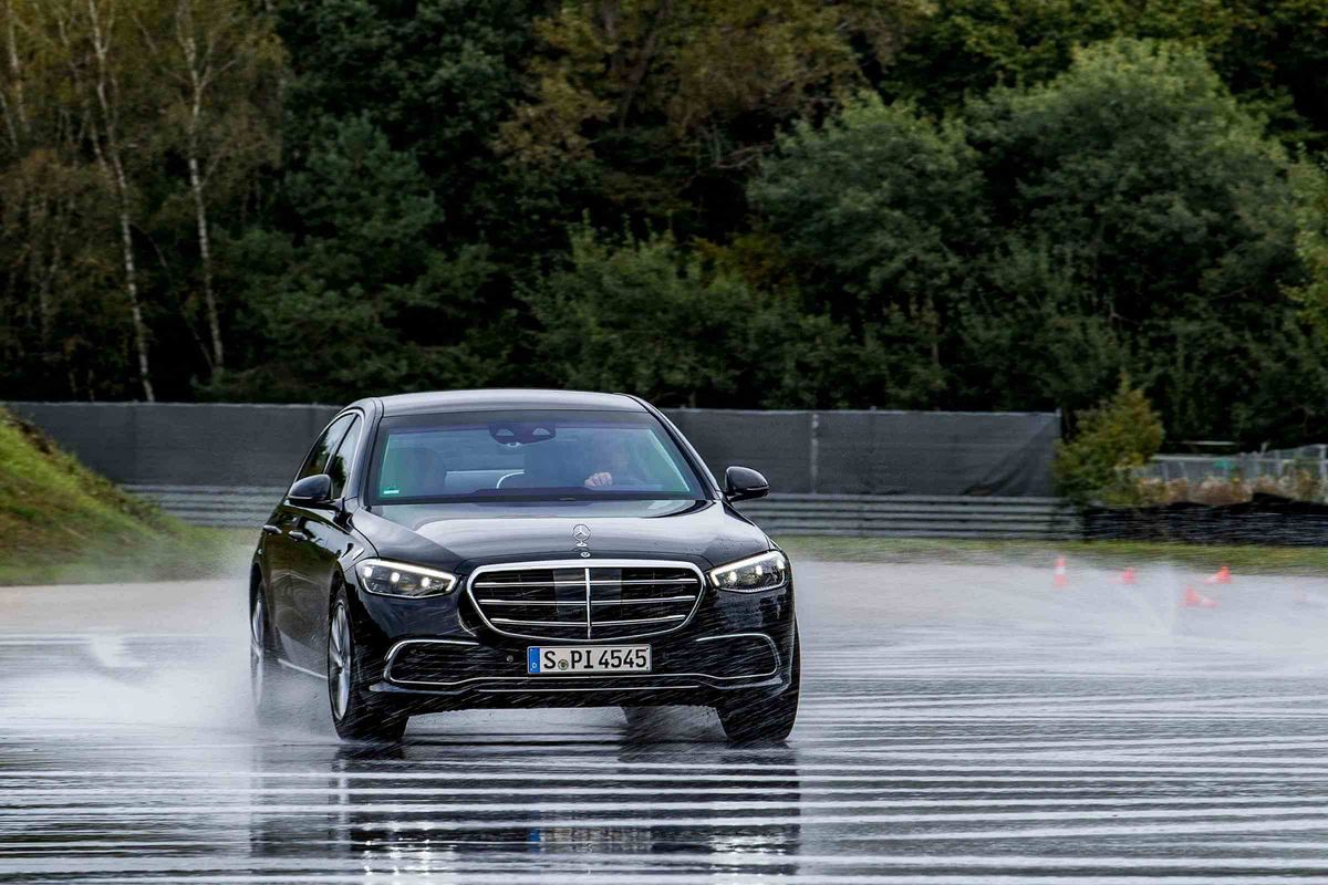 Bei der Wasserdurchfahrt ist Vorsicht geboten. Foto: Mercedes-Benz