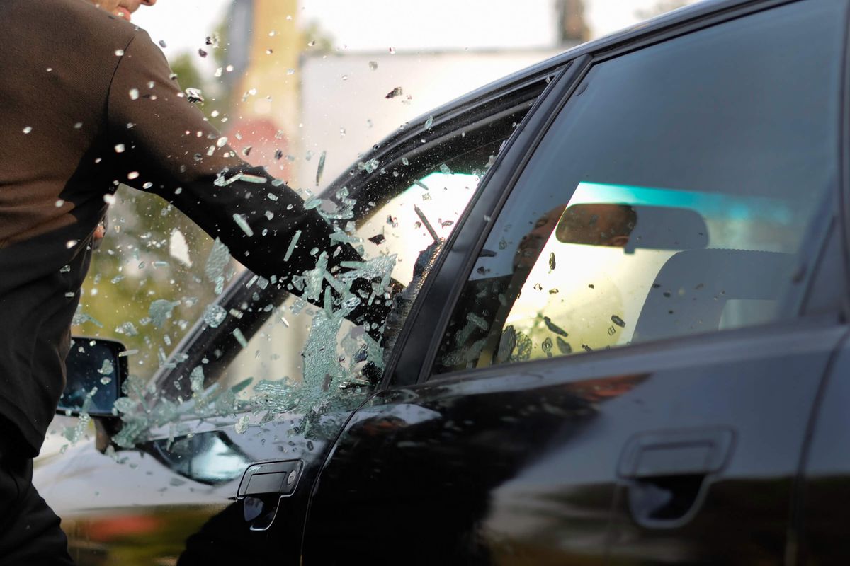Autoscheiben lassen sich am besten am Rand einschlagen. Foto: Carglass